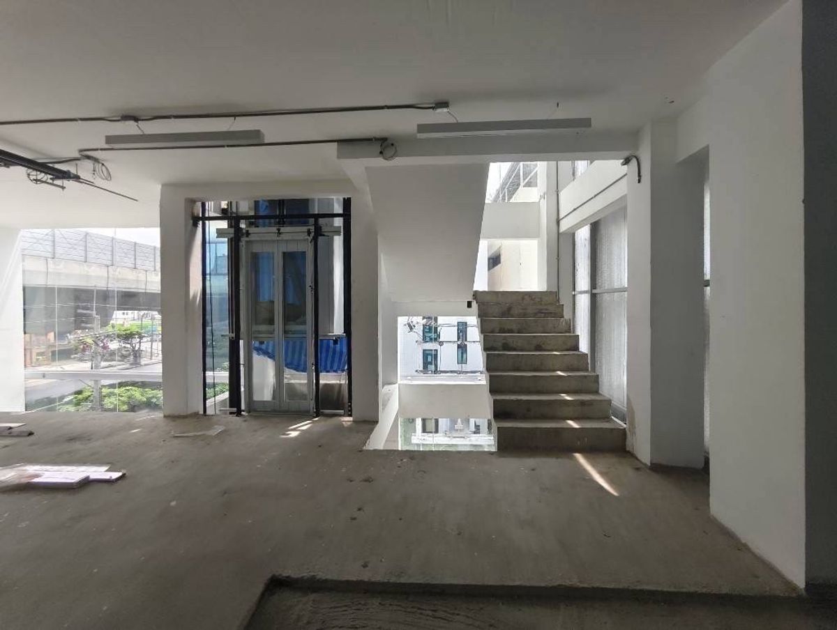 For RentShowroomRama9, Petchburi, RCA : Rent a new showroom on Rama 9 Road. There are 20 parking elevators suitable for small hospitals, surgery hospitals, beauty clinics, animal hospitals, healthcare hub, wellness center, company office.