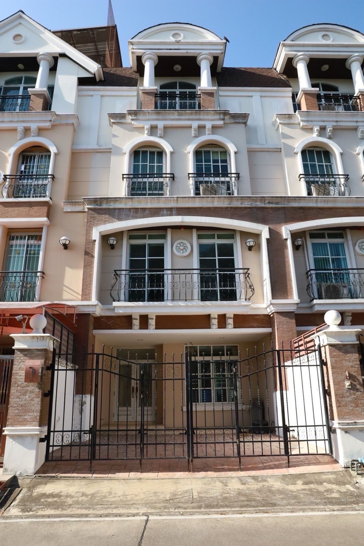 For SaleTownhomeRama3 (Riverside),Satupadit : 4 -story townhome for sale Double Volum tall, very good condition, very good condition, ready to be in Arunpat
