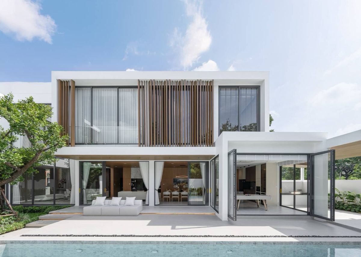ขายบ้านเชียงใหม่ : LUXURY HOUSE บ้านเชียงใหม่-วังตาล 5 ห้องนอน 8 ห้องน้ำ 1 ห้องแม่บ้าน 4 จอดรถ สระว่ายน้ำขนาดใหญ่ (นัดชมได้)