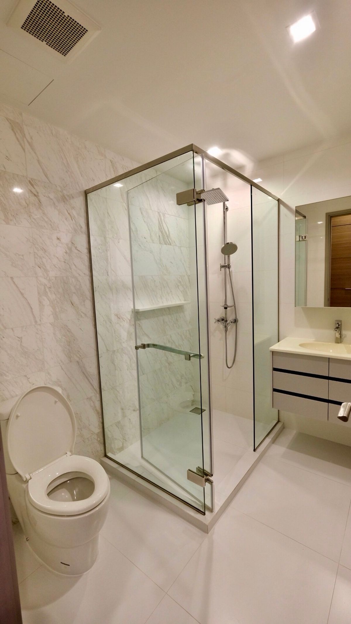 For RentCondoSukhumvit, Asoke, Thonglor : ★ HQ Thonglor ★ 44 sq m., 32th floor (1 bedroom, 1 bathroom), ★near BTS Thonglor★near Market Place, J Avenue Thonglor★ many amenities★ Complete electrical appliances