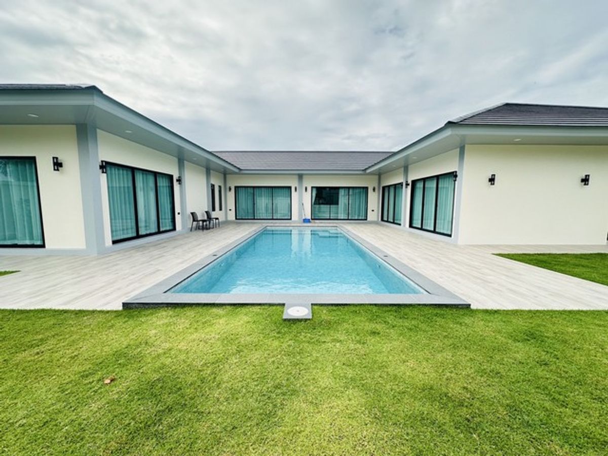 ขายบ้านพัทยา บางแสน ชลบุรี สัตหีบ : [ขาย/FOR SALE] Luxury Pool Villa Modern Style | 214 ตร.ว. ห้วยใหญ่ซอย 12 | 4 นอน 5 น้ำ | สระว่ายน้ำส่วนตัว | 21.6 ล้าน