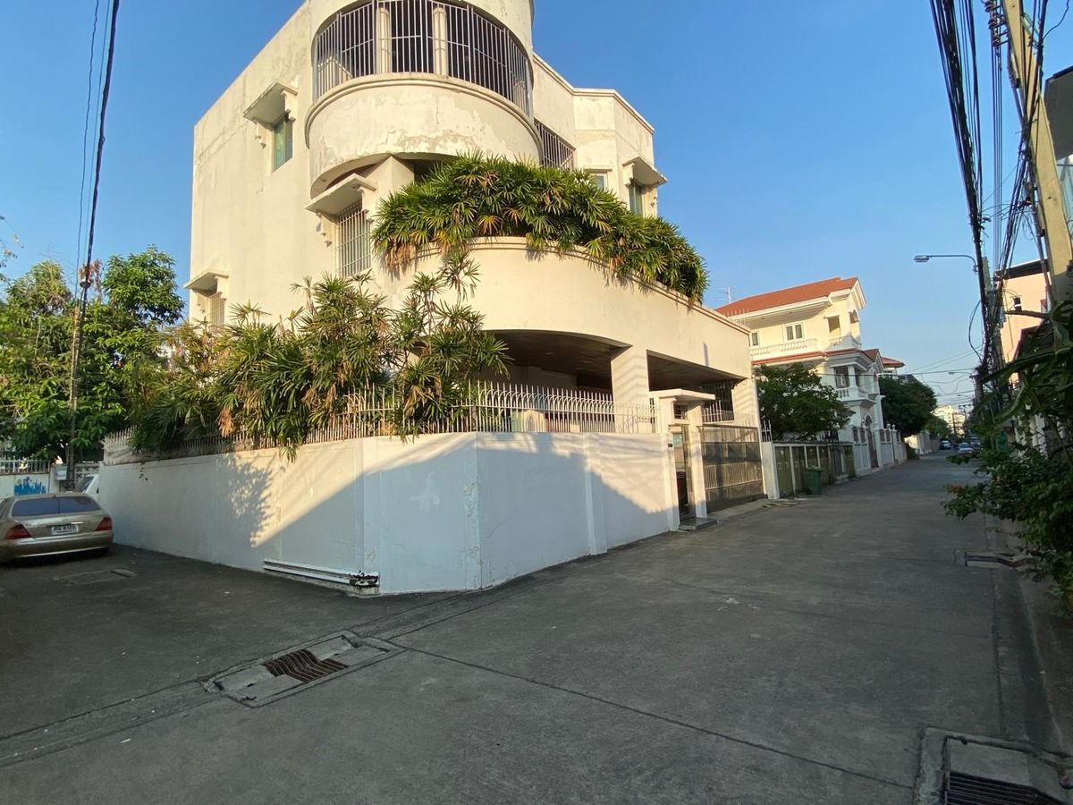 For RentHouseRama3 (Riverside),Satupadit : VLM 1055, 4 -story house for rent, corner, Soi Nonsi 14 (Bakong Memorial 2), Chong Nonsi Subdistrict, Yannawa District