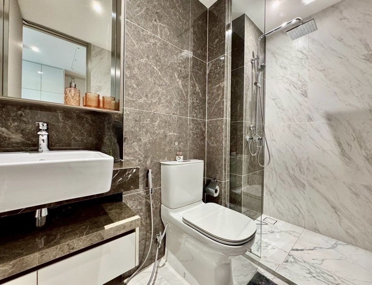 ให้เช่าคอนโดสุขุมวิท อโศก ทองหล่อ : คอนโด Fynn Asoke เดินทางสะดวก ใกล้รถไฟฟ้าบีทีเอส มีรถรับส่ง เฟอร์นิเจอร์ครบ พร้อมอยู่ทันที