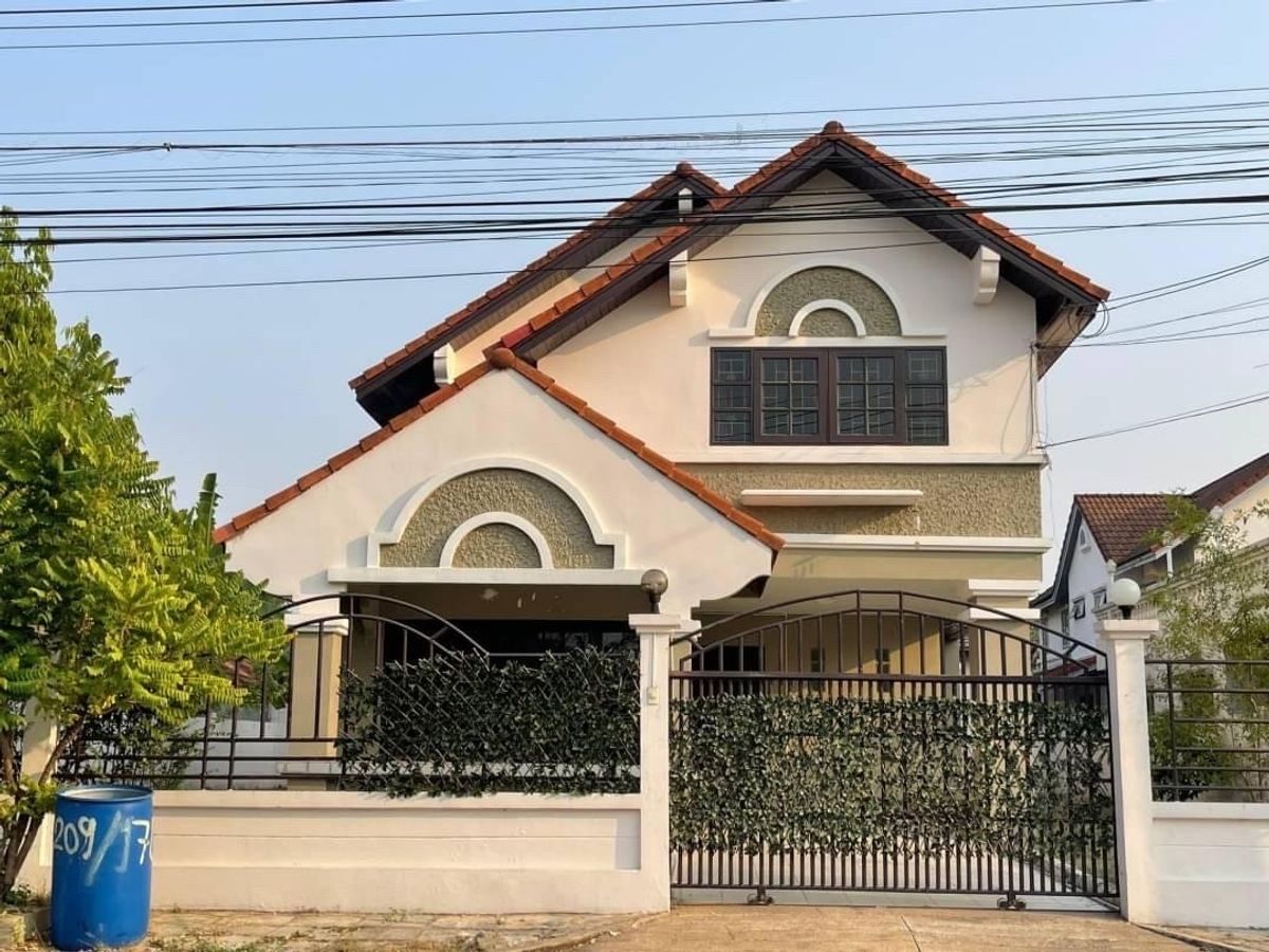 For RentHousePathum Thani,Rangsit, Thammasat : Rental of Muang Ek, project 5, decorate the modern modern style house, use the middle color tone, comfortable, near the Rangsit University. Rental price: 27,000 baht/month