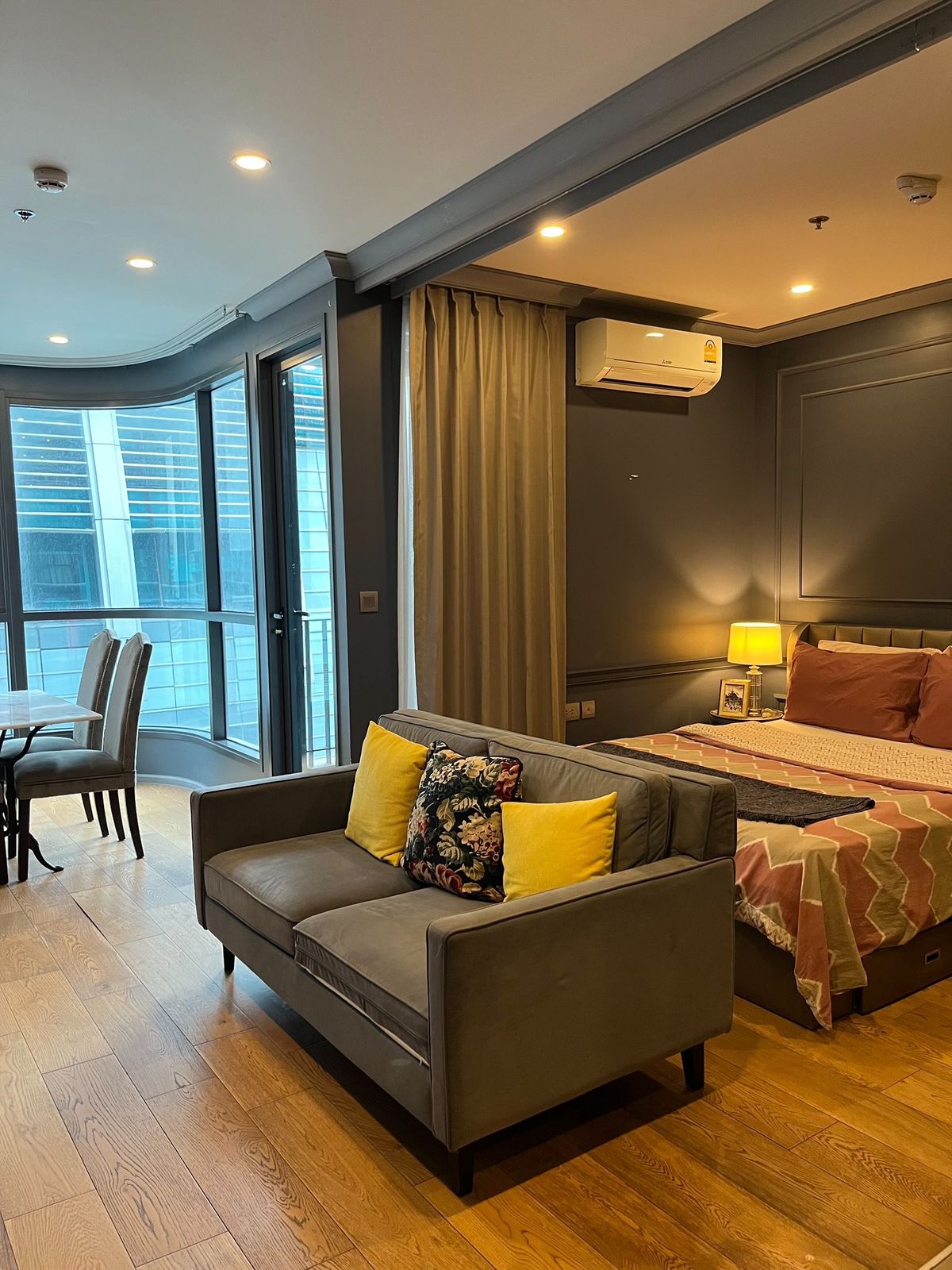 For RentCondoRatchathewi,Phayathai : Rent Q Chidlom - Phetchaburi | Floor 23 | 1 Bedroom 35 sq.m. | 24,000 baht/month | Ready to stay |