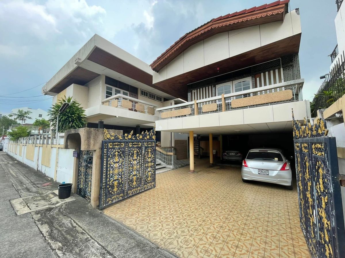 ขายบ้านสะพานควาย จตุจักร : ♦ Prime Location ♦ ขายบ้านพร้อมที่ดิน 7 ห้องนอน 7 ห้องน้ำ 14.8 ตร.ว. ในซอยอินทมาระ | ใกล้ BTS สะพานควาย เพียง 600 เมตร