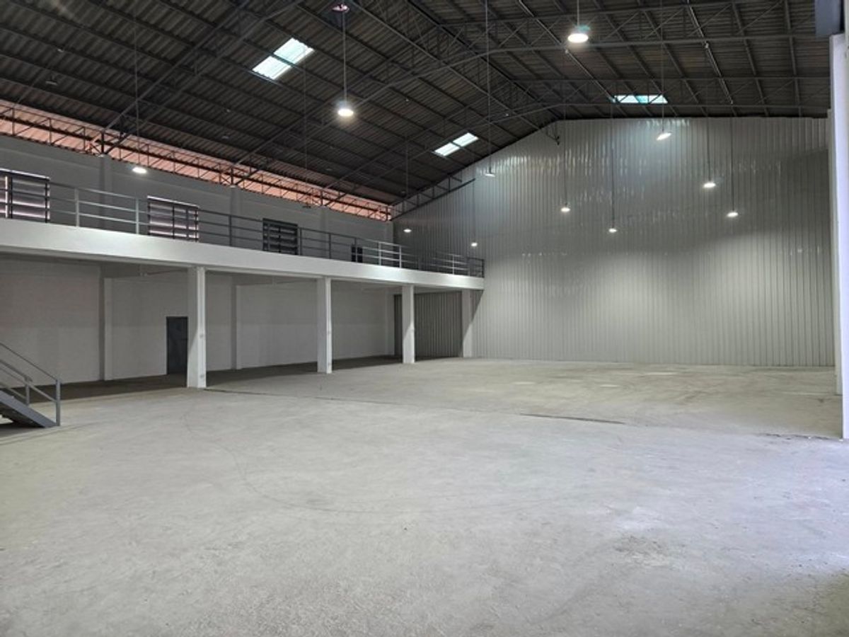 For RentFactoryMahachai Samut Sakhon : RK658 for rent, Phutthamonthon Sai 4 warehouse, purple area, 625 square meters, Office 40 sqm. Parking lot in front of the building 200 sqm.