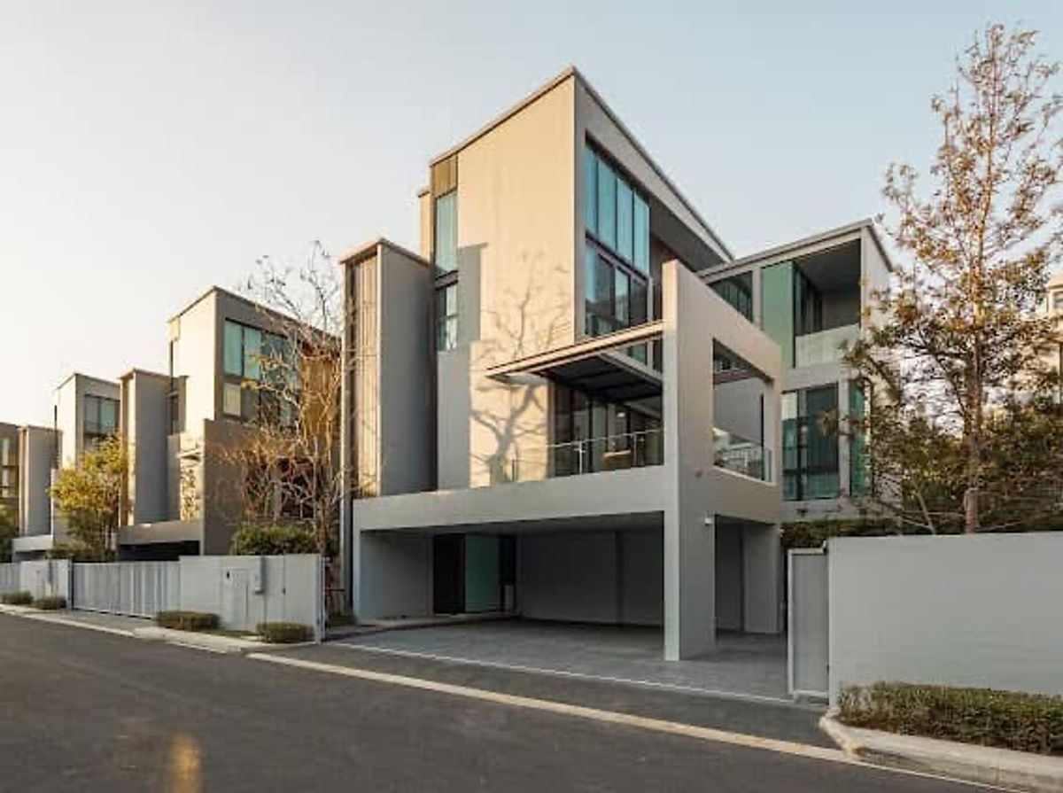 บ้านพัฒนาการ ศรีนครินทร์ : ♦ Luxury house ♦ บ้านเดี่ยว 3 ชั้น 86.40 ตร.ว. 421.00 ตร.ม. | 4 ห้องนอน 4 ที่จอดรถ​ | บ้านเดี่ยวกรุงเทพกรีฑา ใกล้ ร.ร.นานาชาติเวลลิงตัน 2 นาที, มาร์เก็ตเพลส 6 นาที, โรงพยาบาลศิริน 7 นาที, ARL หัวหมาก 9 นาที