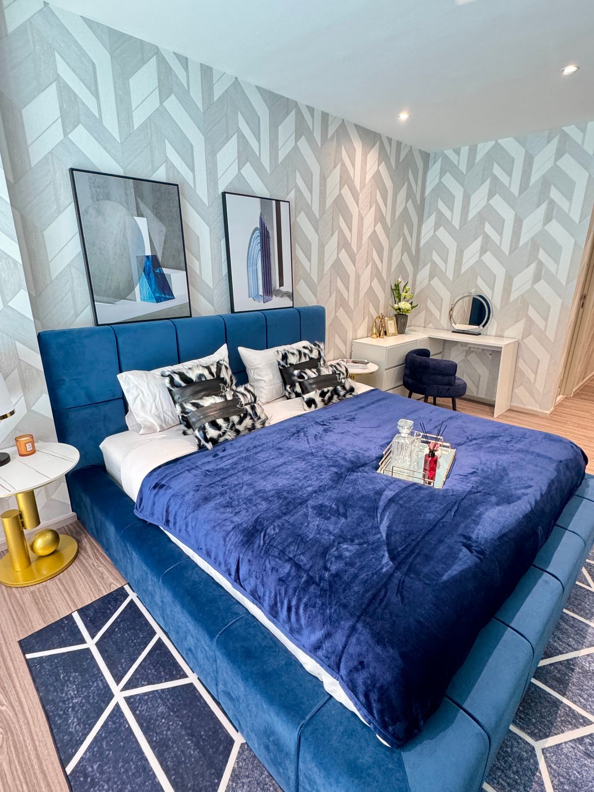 ให้เช่าคอนโดสุขุมวิท อโศก ทองหล่อ : คอนโด Fynn Asoke เดินทางสะดวก ใกล้รถไฟฟ้าบีทีเอส มีรถรับส่ง เฟอร์นิเจอร์ครบ พร้อมอยู่ทันที