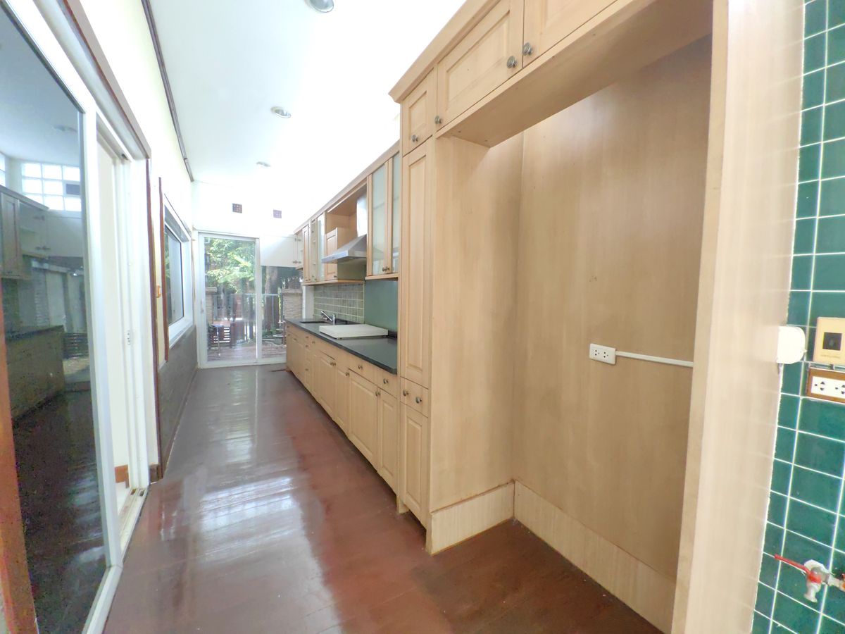 ขายทาวน์โฮมเลียบทางด่วนรามอินทรา : ขายทาวน์โฮม 3 ชั้น คาซ่า ซิตี้ สุคนธสวัสดิ์ 1 หลังริม พื้นที่เยอะ ใกล้เกษตร-นวมินทร์ เลียบทางด่วน