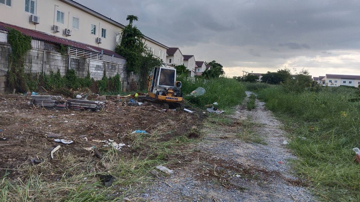 For SaleLandNakhon Pathom : 🌳 Sell beautiful plot of land near Mahidol University, Salaya Khlong Phutthamonthon, Nakhon Pathom (90 sq.w., divided into 3 plots). Wide page: Suitable for building houses, houses, warehouses or speculation in the future.