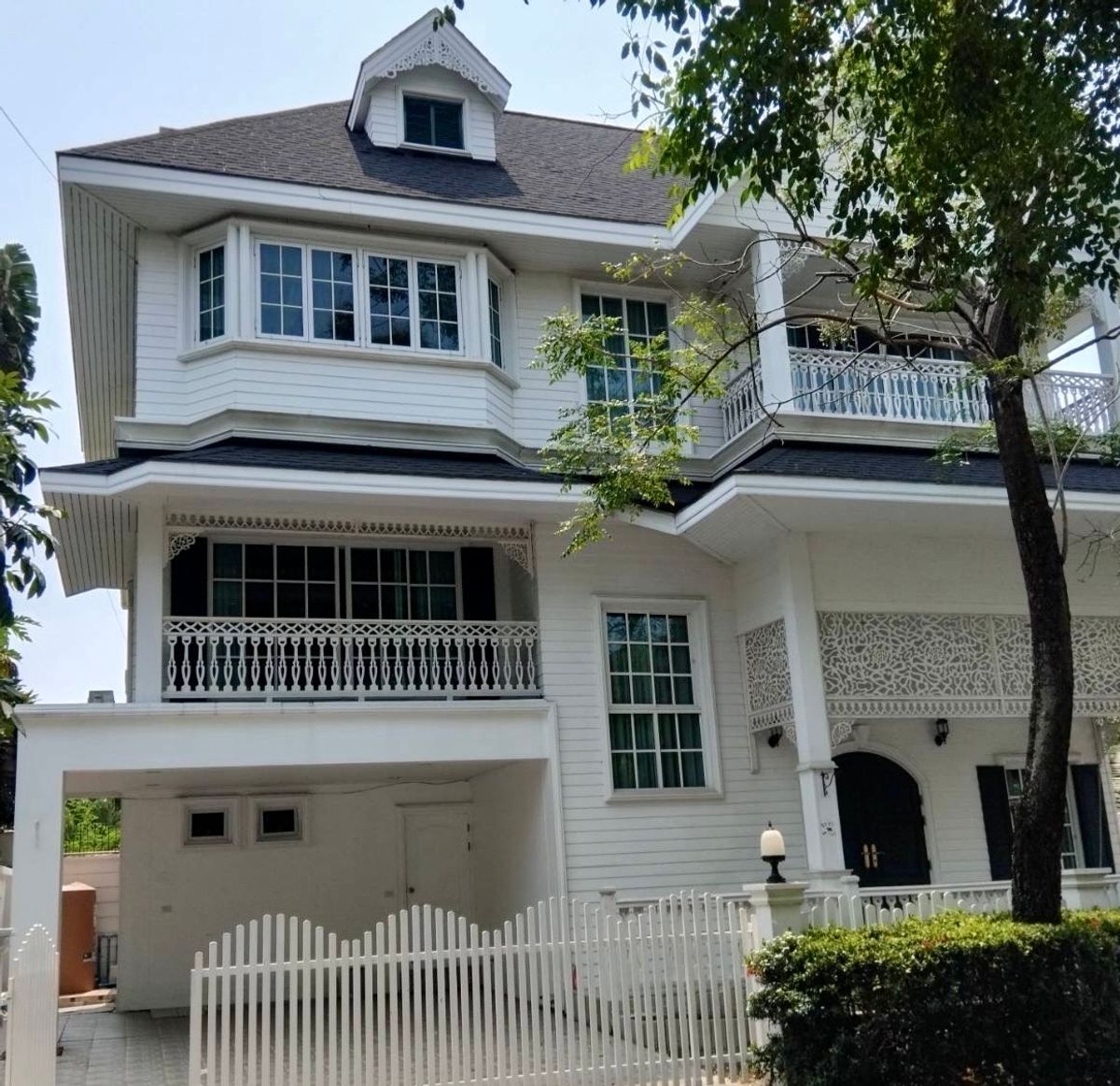 For RentHouseSamut Prakan,Samrong : For Rent: Fantasia Villa 3-SpaCious 3-Bedroom Home in Sukhumvit 109MontThly Ret: 80,000 THB