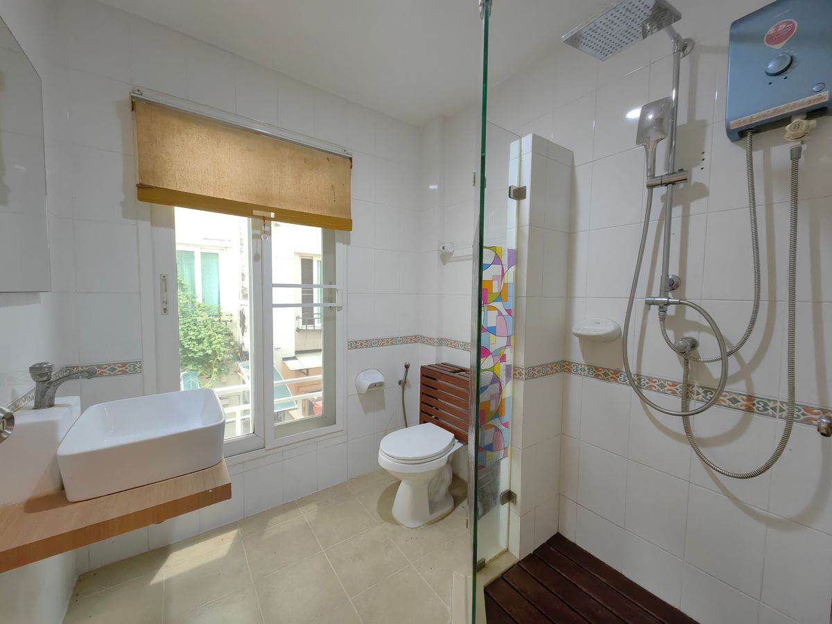 ขายทาวน์โฮมเลียบทางด่วนรามอินทรา : ขายทาวน์โฮม 3 ชั้น คาซ่า ซิตี้ สุคนธสวัสดิ์ 1 หลังริม พื้นที่เยอะ ใกล้เกษตร-นวมินทร์ เลียบทางด่วน