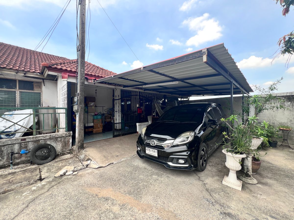 For SaleTownhomePathum Thani,Rangsit, Thammasat : 1 floor townhouse, 7 Pruksa Village, Lam Luk Ka 30 sq.w., behind the edge