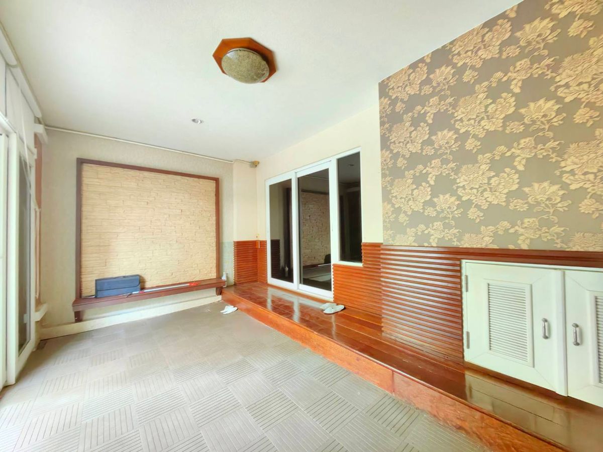 ขายทาวน์โฮมเลียบทางด่วนรามอินทรา : ขายทาวน์โฮม 3 ชั้น คาซ่า ซิตี้ สุคนธสวัสดิ์ 1 หลังริม พื้นที่เยอะ ใกล้เกษตร-นวมินทร์ เลียบทางด่วน