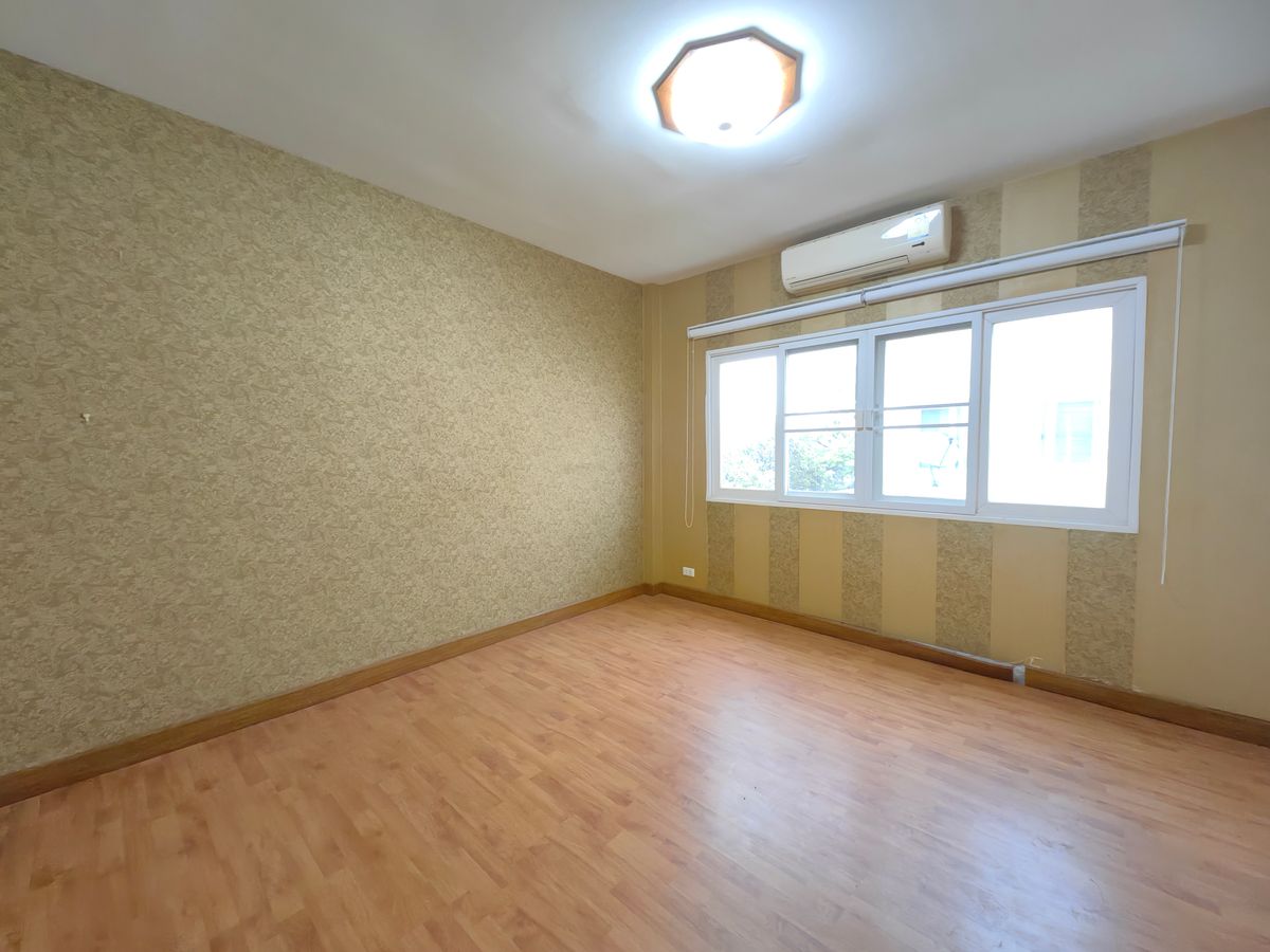 ขายทาวน์โฮมเลียบทางด่วนรามอินทรา : ขายทาวน์โฮม 3 ชั้น คาซ่า ซิตี้ สุคนธสวัสดิ์ 1 หลังริม พื้นที่เยอะ ใกล้เกษตร-นวมินทร์ เลียบทางด่วน