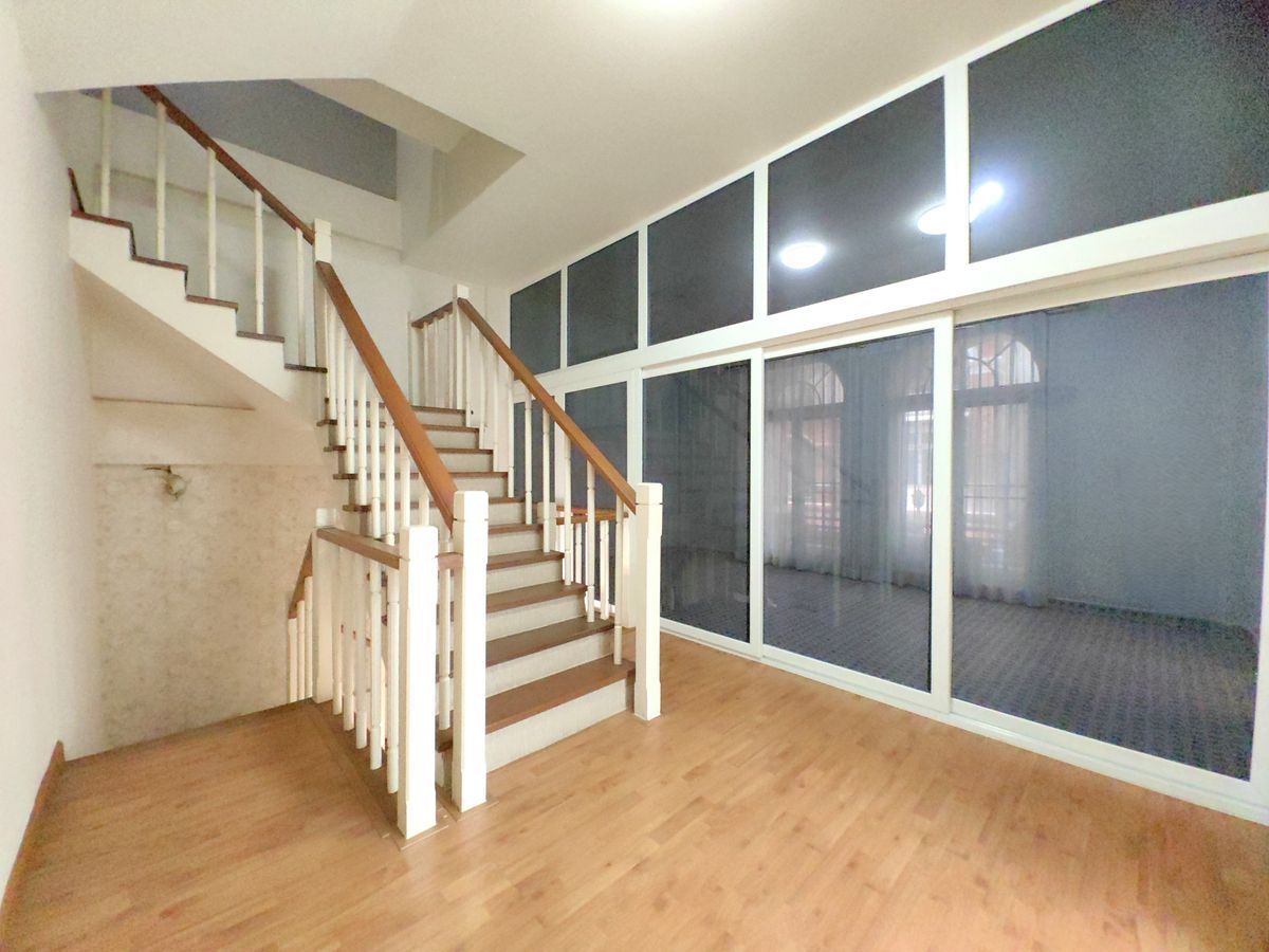 ขายทาวน์โฮมเลียบทางด่วนรามอินทรา : ขายทาวน์โฮม 3 ชั้น คาซ่า ซิตี้ สุคนธสวัสดิ์ 1 หลังริม พื้นที่เยอะ ใกล้เกษตร-นวมินทร์ เลียบทางด่วน