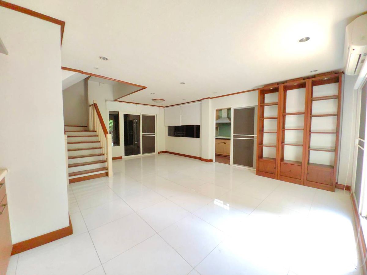 ขายทาวน์โฮมเลียบทางด่วนรามอินทรา : ขายทาวน์โฮม 3 ชั้น คาซ่า ซิตี้ สุคนธสวัสดิ์ 1 หลังริม พื้นที่เยอะ ใกล้เกษตร-นวมินทร์ เลียบทางด่วน