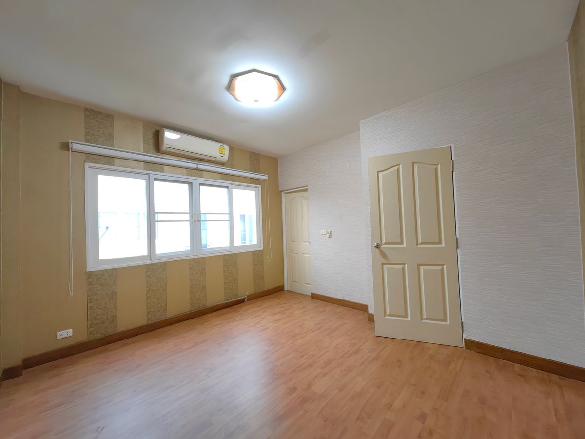 ขายทาวน์โฮมเลียบทางด่วนรามอินทรา : ขายทาวน์โฮม 3 ชั้น คาซ่า ซิตี้ สุคนธสวัสดิ์ 1 หลังริม พื้นที่เยอะ ใกล้เกษตร-นวมินทร์ เลียบทางด่วน