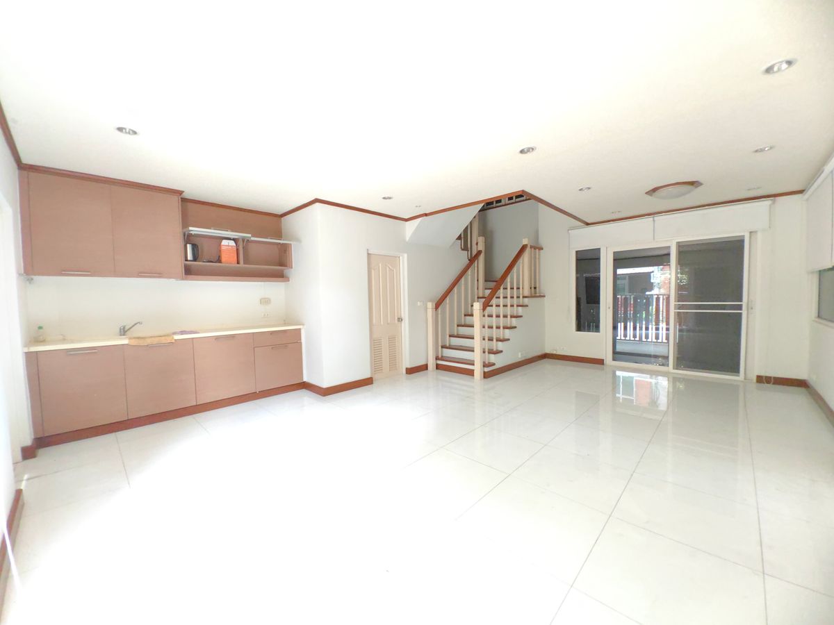 ขายทาวน์โฮมเลียบทางด่วนรามอินทรา : ขายทาวน์โฮม 3 ชั้น คาซ่า ซิตี้ สุคนธสวัสดิ์ 1 หลังริม พื้นที่เยอะ ใกล้เกษตร-นวมินทร์ เลียบทางด่วน