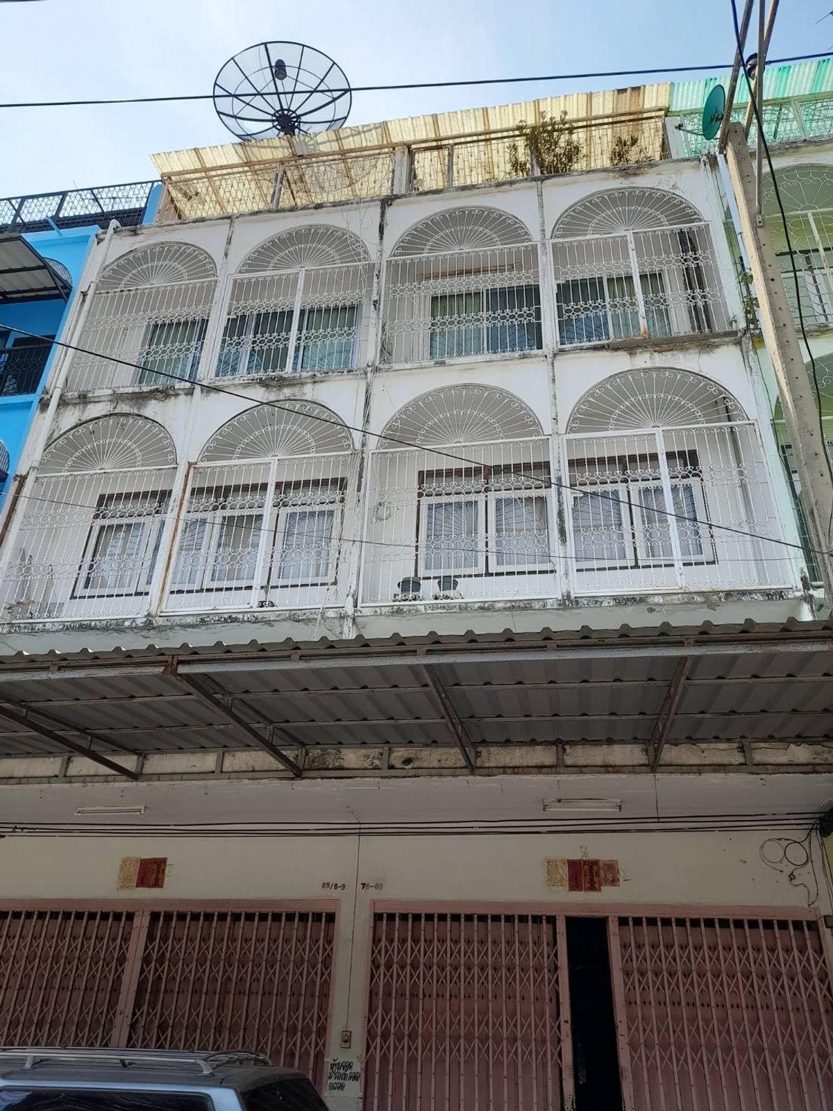 For SaleShop HouseWongwianyai, Charoennakor : 2 -storey commercial building for sale, 4th floor, Soi Inthapitak 3, Wongwian Yai, near 3 train lines, convenient to travel