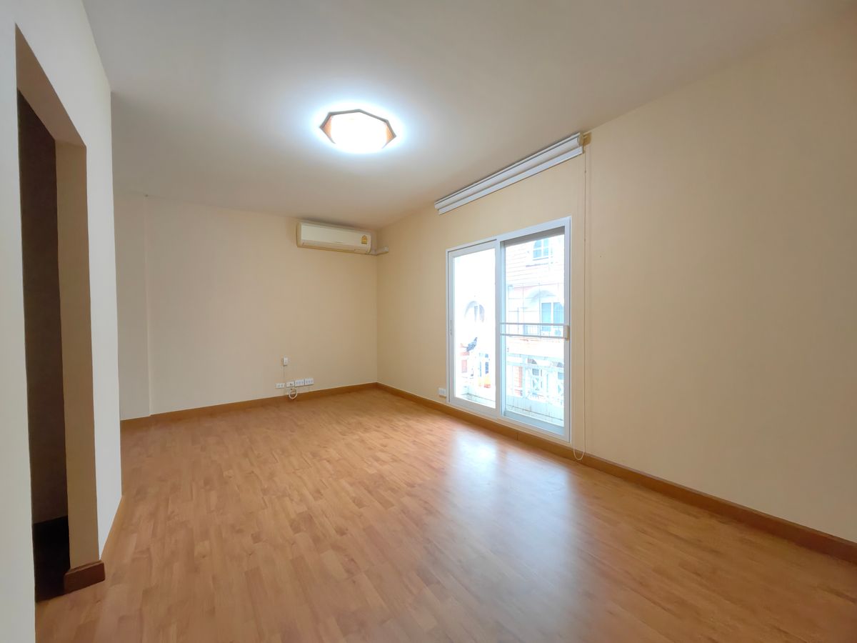 ขายทาวน์โฮมเลียบทางด่วนรามอินทรา : ขายทาวน์โฮม 3 ชั้น คาซ่า ซิตี้ สุคนธสวัสดิ์ 1 หลังริม พื้นที่เยอะ ใกล้เกษตร-นวมินทร์ เลียบทางด่วน