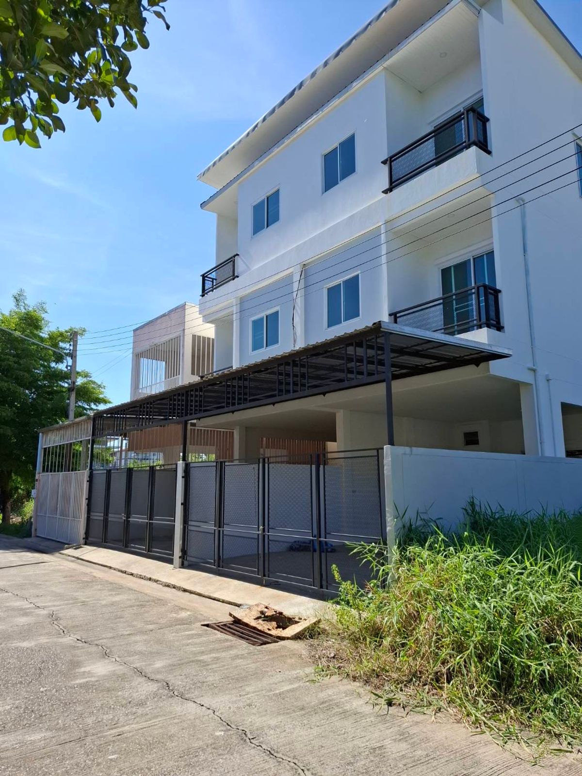 For SaleTownhomePhutthamonthon, Salaya : Sell ​​3 -story new townhome, peaceful natural views, Phutthamonthon 5, just 5 minutes to Makro Salaya Mahidol, Kanchana Medical Center, 23 sq.wa, 4 water, 4 water, 205 sqm. Price 3.5 million  
