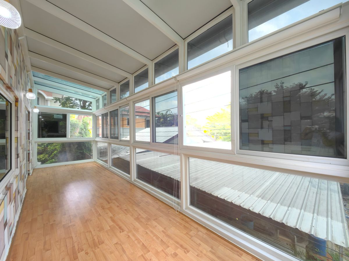 ขายทาวน์โฮมเลียบทางด่วนรามอินทรา : ขายทาวน์โฮม 3 ชั้น คาซ่า ซิตี้ สุคนธสวัสดิ์ 1 หลังริม พื้นที่เยอะ ใกล้เกษตร-นวมินทร์ เลียบทางด่วน