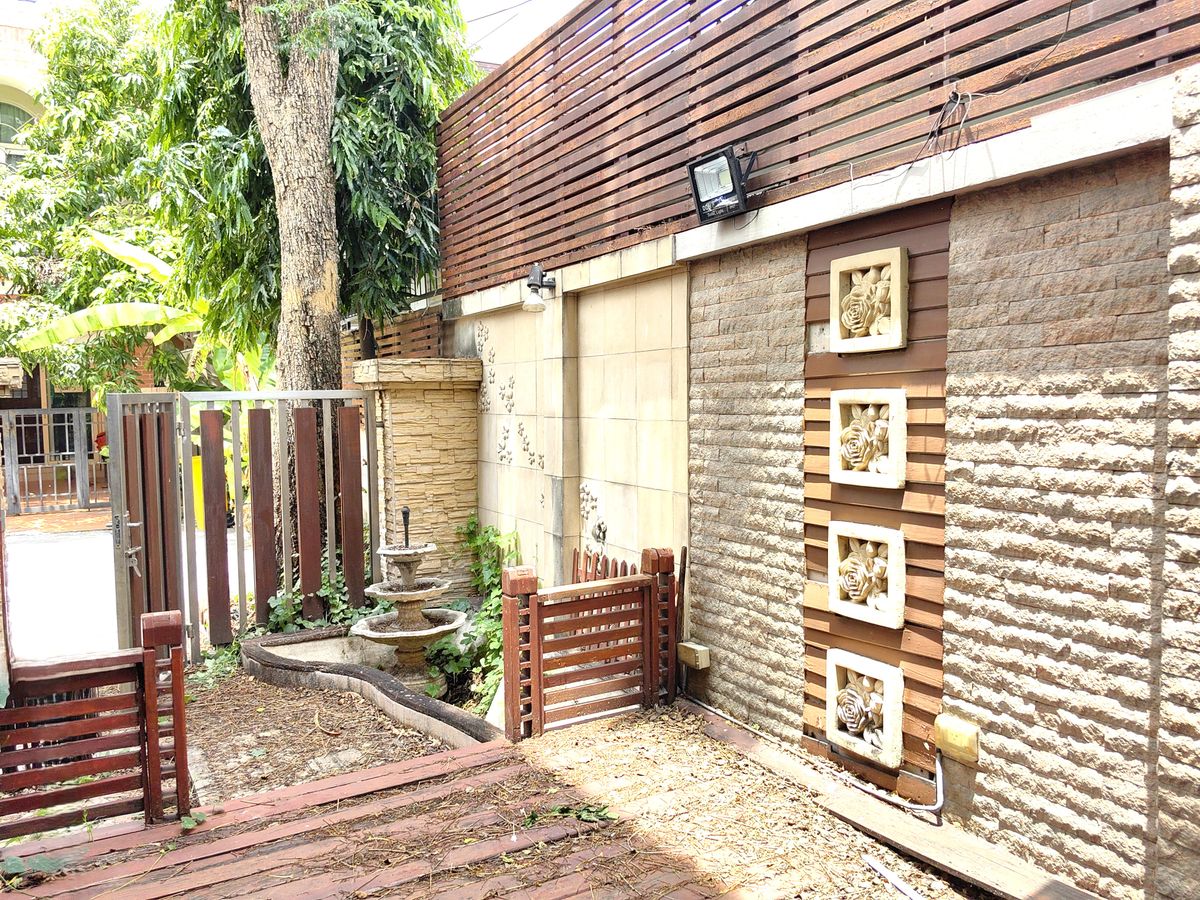 ขายทาวน์โฮมเลียบทางด่วนรามอินทรา : ขายทาวน์โฮม 3 ชั้น คาซ่า ซิตี้ สุคนธสวัสดิ์ 1 หลังริม พื้นที่เยอะ ใกล้เกษตร-นวมินทร์ เลียบทางด่วน