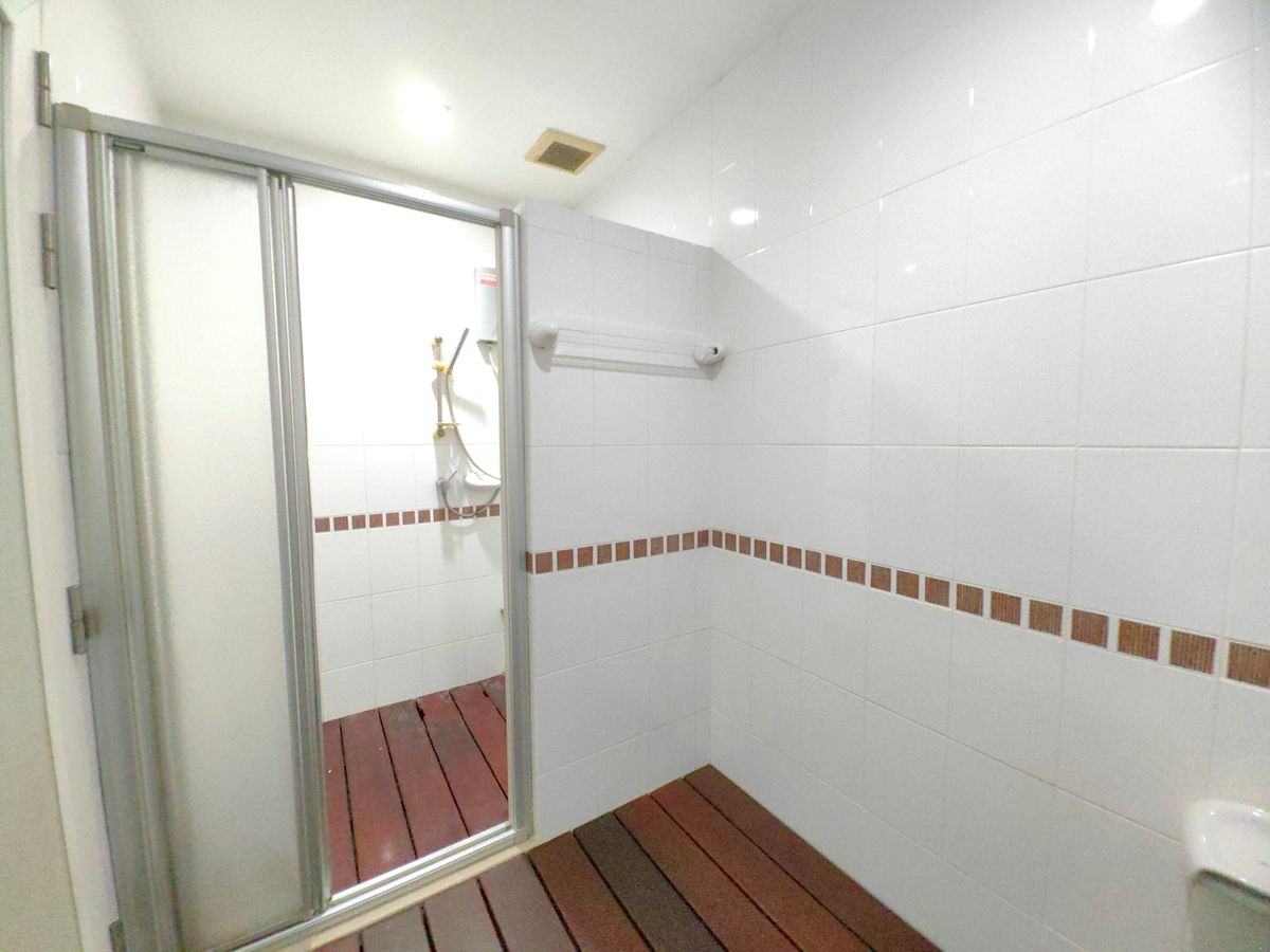 ขายทาวน์โฮมเลียบทางด่วนรามอินทรา : ขายทาวน์โฮม 3 ชั้น คาซ่า ซิตี้ สุคนธสวัสดิ์ 1 หลังริม พื้นที่เยอะ ใกล้เกษตร-นวมินทร์ เลียบทางด่วน