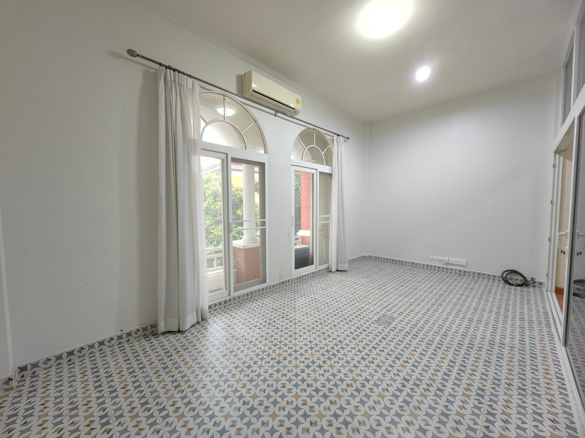 ขายทาวน์โฮมเลียบทางด่วนรามอินทรา : ขายทาวน์โฮม 3 ชั้น คาซ่า ซิตี้ สุคนธสวัสดิ์ 1 หลังริม พื้นที่เยอะ ใกล้เกษตร-นวมินทร์ เลียบทางด่วน