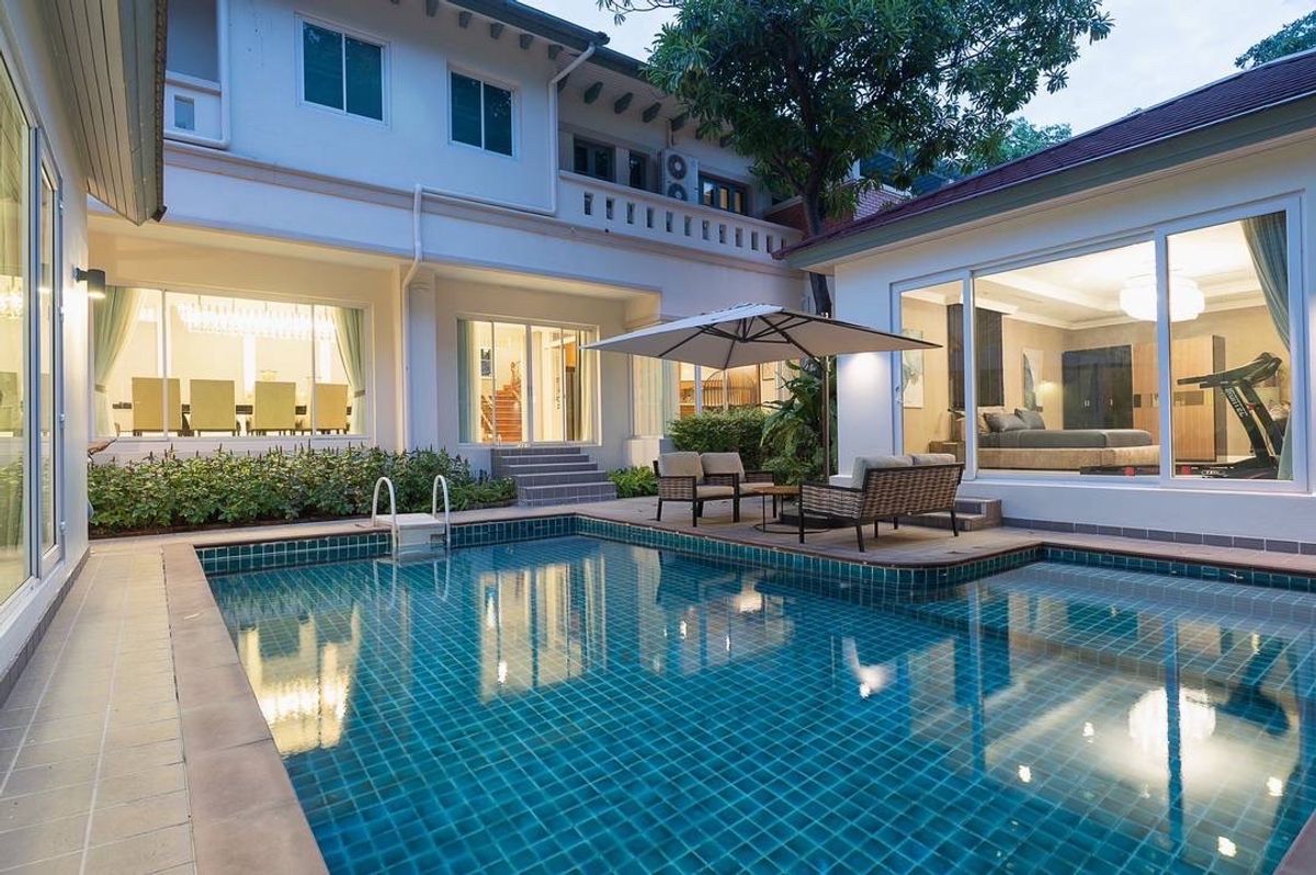 ให้เช่าบ้านบางนา แบริ่ง ลาซาล : บ้านเดี่ยว พฤกษ์ภิรมย์ รีเจ้นท์ สุขุมวิท 107 ให้เช่า สระว่ายน้ำส่วนตัว