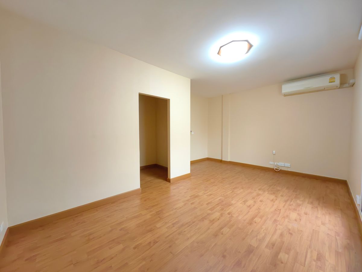 ขายทาวน์โฮมเลียบทางด่วนรามอินทรา : ขายทาวน์โฮม 3 ชั้น คาซ่า ซิตี้ สุคนธสวัสดิ์ 1 หลังริม พื้นที่เยอะ ใกล้เกษตร-นวมินทร์ เลียบทางด่วน