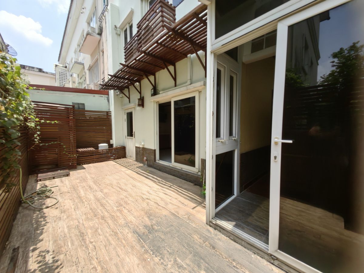 ขายทาวน์โฮมเลียบทางด่วนรามอินทรา : ขายทาวน์โฮม 3 ชั้น คาซ่า ซิตี้ สุคนธสวัสดิ์ 1 หลังริม พื้นที่เยอะ ใกล้เกษตร-นวมินทร์ เลียบทางด่วน