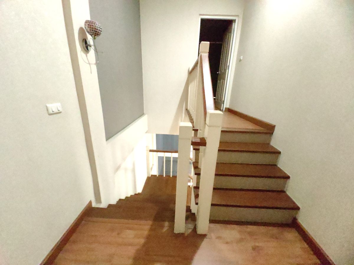 ขายทาวน์โฮมเลียบทางด่วนรามอินทรา : ขายทาวน์โฮม 3 ชั้น คาซ่า ซิตี้ สุคนธสวัสดิ์ 1 หลังริม พื้นที่เยอะ ใกล้เกษตร-นวมินทร์ เลียบทางด่วน