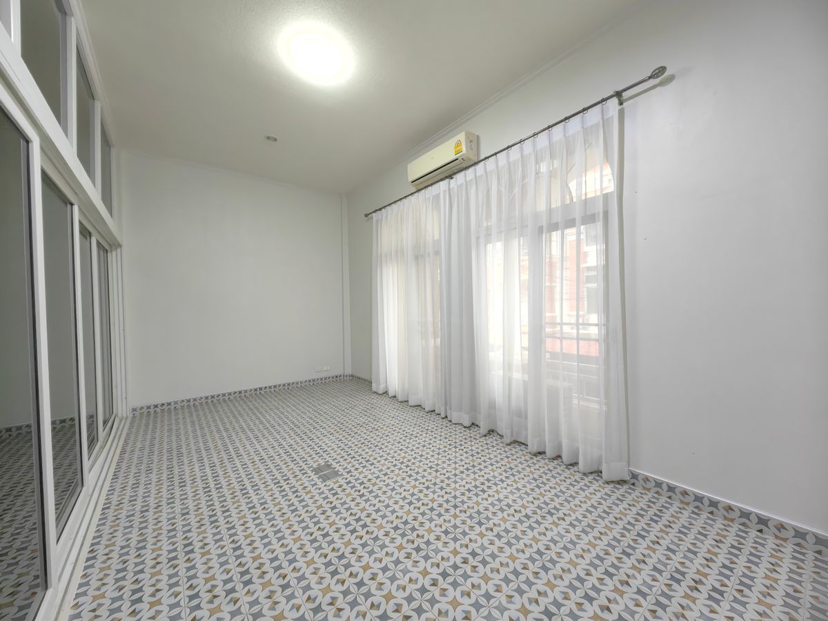 ขายทาวน์โฮมเลียบทางด่วนรามอินทรา : ขายทาวน์โฮม 3 ชั้น คาซ่า ซิตี้ สุคนธสวัสดิ์ 1 หลังริม พื้นที่เยอะ ใกล้เกษตร-นวมินทร์ เลียบทางด่วน