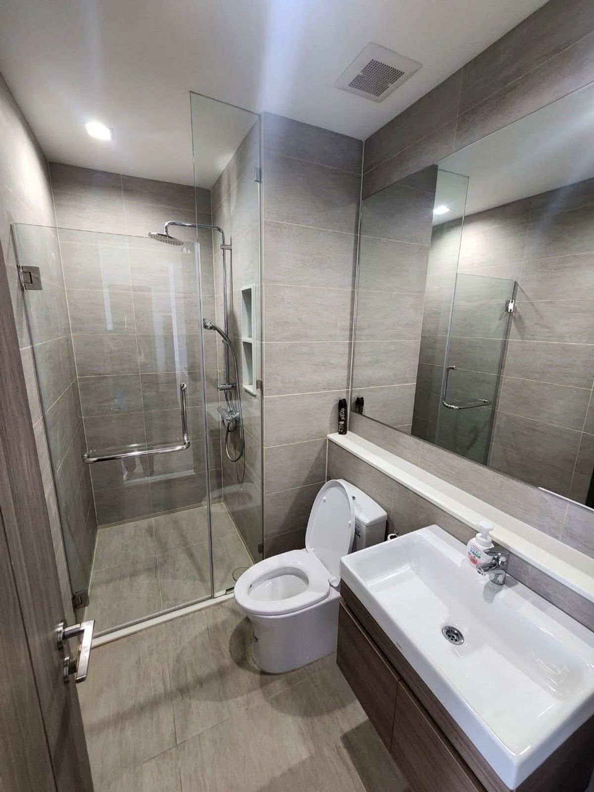 For RentCondoSathorn, Narathiwat : 📢👇 Living with your family Just opposite Shrewsbury International School and many Michelin Star Street food restaurants, easily traveling as near expressway