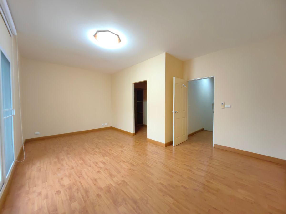 ขายทาวน์โฮมเลียบทางด่วนรามอินทรา : ขายทาวน์โฮม 3 ชั้น คาซ่า ซิตี้ สุคนธสวัสดิ์ 1 หลังริม พื้นที่เยอะ ใกล้เกษตร-นวมินทร์ เลียบทางด่วน