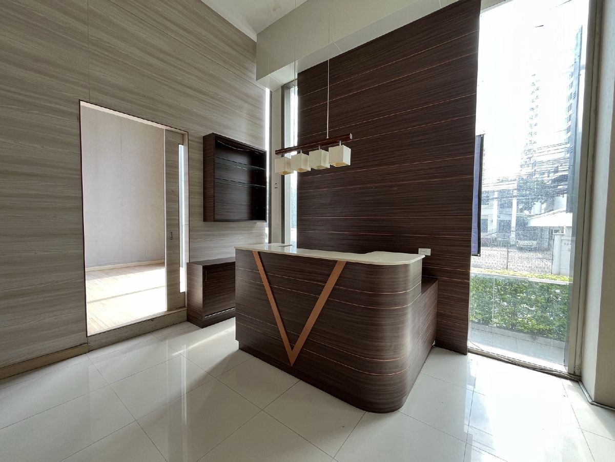 ให้เช่าร้านค้า/ตลาดนัดสุขุมวิท อโศก ทองหล่อ : ปล่อยเช่า พื้นที่ ชั้น G ขนาด 115 ตารางเมตร ซอยสุขุมวิท 39 พร้อมพงษ์ มีที่จอดรถเยอะ ฟรีค่าส่วนกลาง รับพิจารณาทุกธุรกิจ 