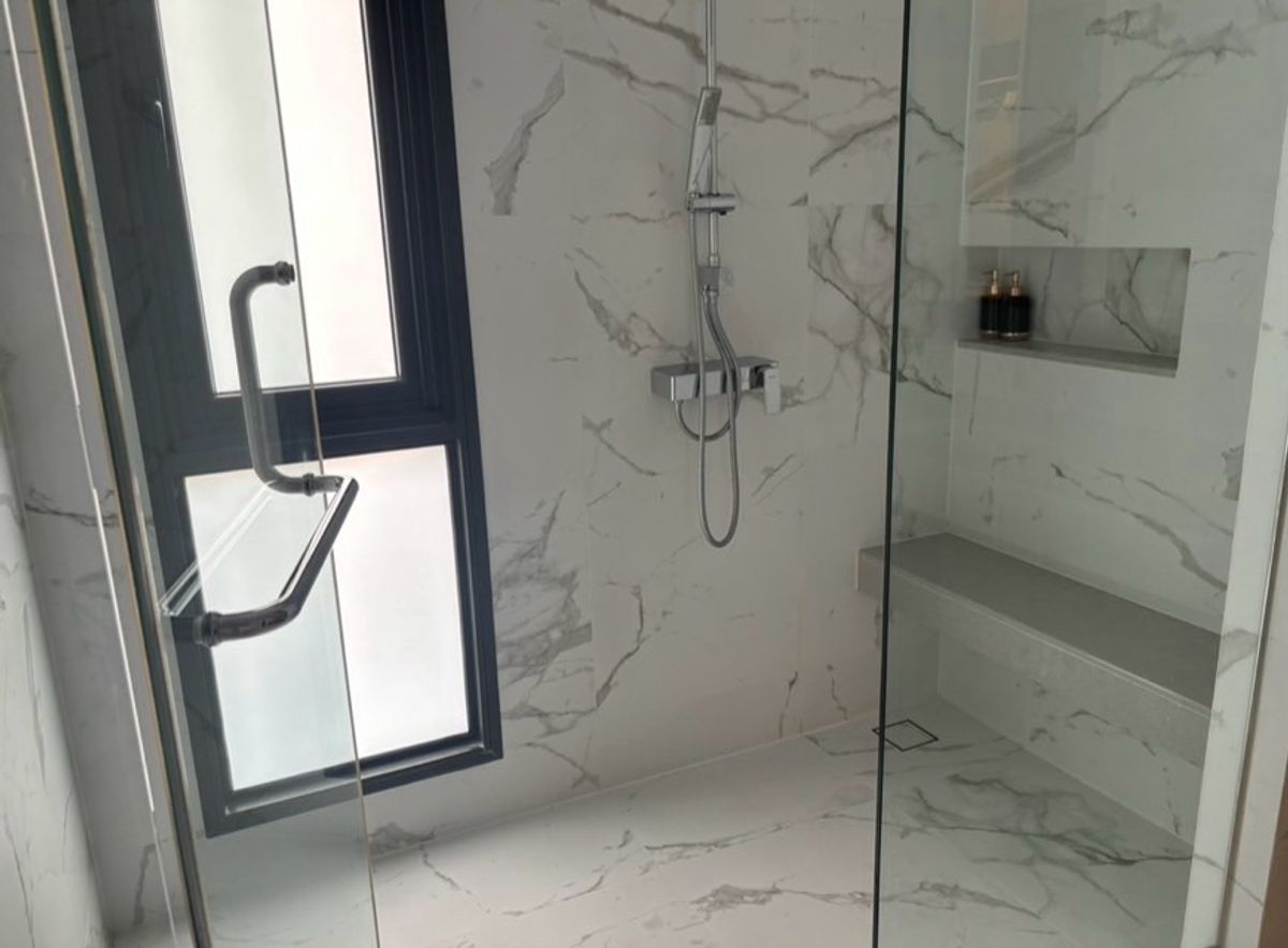 For SaleHousePattanakan, Srinakarin : 🌿 Luxury Home for Sale – Nara Botanic 2 Peaceful & Private | Modern Design | Fully Functional Spacious 240 sq.m. of usable area Prime Location – Easy City Access, Close to Suvarnabhumi Airport & Mega Bangna