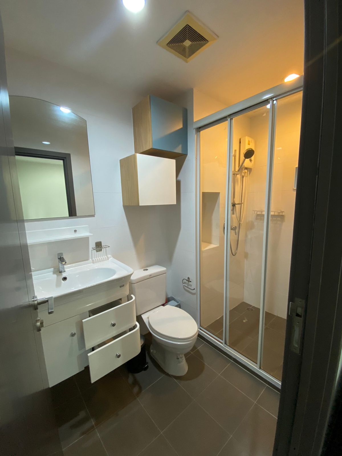 For RentCondoOnnut, Udomsuk : The new room has never been rented. Free WIFI install 1 bedroom, 1 bathroom, The Base Park East Sukhumvit 77.