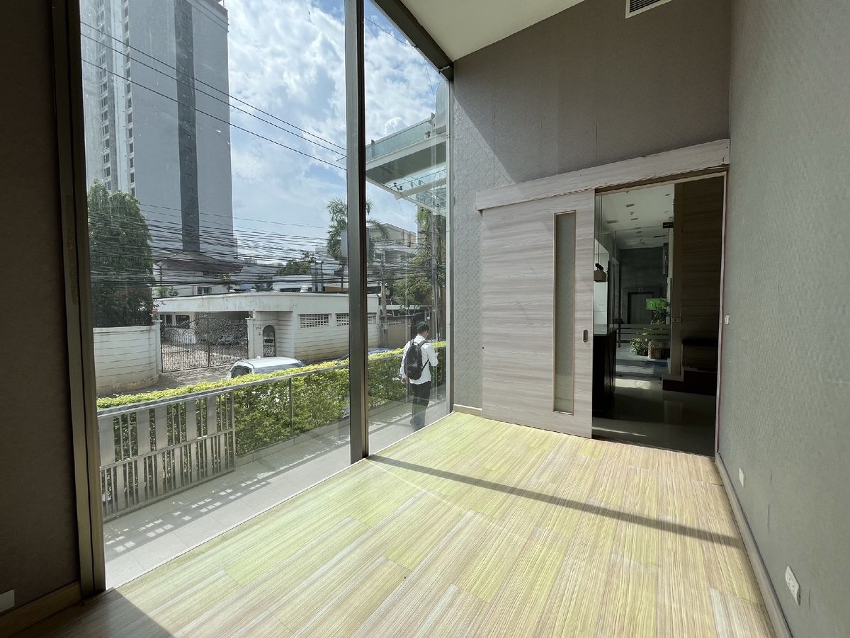 ให้เช่าร้านค้า/ตลาดนัดสุขุมวิท อโศก ทองหล่อ : ปล่อยเช่า พื้นที่ ชั้น G ขนาด 115 ตารางเมตร ซอยสุขุมวิท 39 พร้อมพงษ์ มีที่จอดรถเยอะ ฟรีค่าส่วนกลาง รับพิจารณาทุกธุรกิจ 