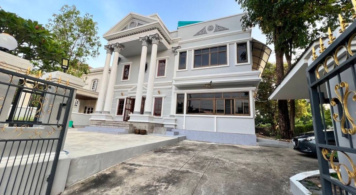 For RentHouseRama 2, Bang Khun Thian : Rent a detached house, Chicha Project, Rama 2 Road, Furniture There are 4 bedrooms, 3 bathrooms, 1 housekeeper. Rental price 25,000 baht per month