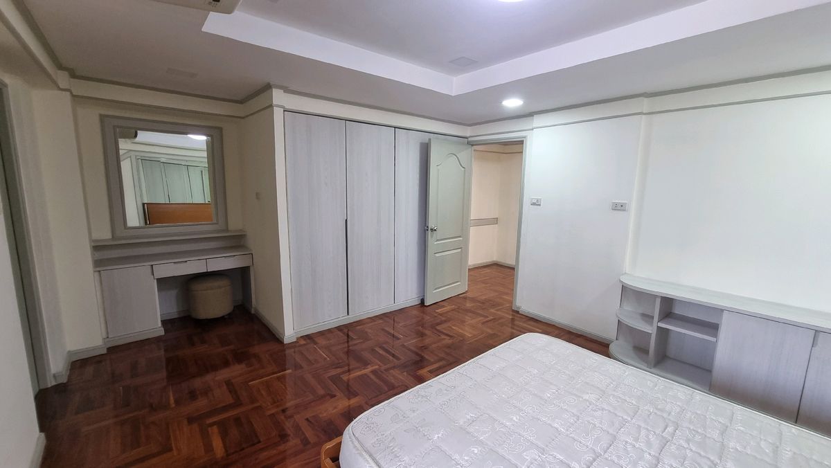 ให้เช่าสุขุมวิท อโศก ทองหล่อ : Pet friendly พร้อมพงษ์ ให้เช่าอพาร์ทเมนท์ 3ห้องนอน 4 ห้องน้ำ 240 ตร.ม.  ชั้น 6 มีรถตุ๊กๆให้บริการ ฟรี Wifi