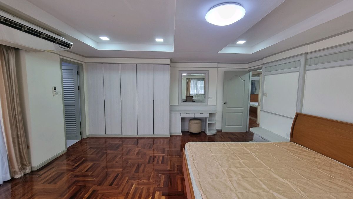 ให้เช่าสุขุมวิท อโศก ทองหล่อ : Pet friendly พร้อมพงษ์ ให้เช่าอพาร์ทเมนท์ 3ห้องนอน 4 ห้องน้ำ 240 ตร.ม.  ชั้น 6 มีรถตุ๊กๆให้บริการ ฟรี Wifi