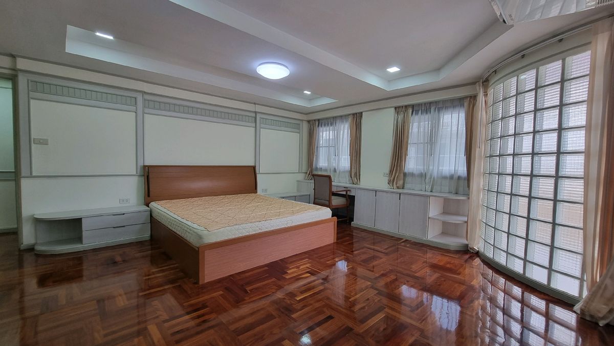 ให้เช่าสุขุมวิท อโศก ทองหล่อ : Pet friendly พร้อมพงษ์ ให้เช่าอพาร์ทเมนท์ 3ห้องนอน 4 ห้องน้ำ 240 ตร.ม.  ชั้น 6 มีรถตุ๊กๆให้บริการ ฟรี Wifi