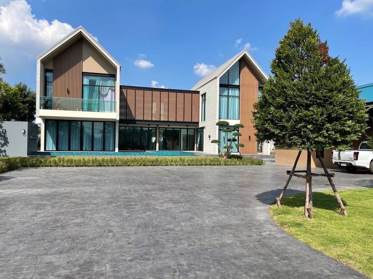 For RentHouseNawamin, Ramindra : 📢👇Luxury house with private swimming pool Spacious space, decorated in modern style, airy and comfortable. Auspicious house number.