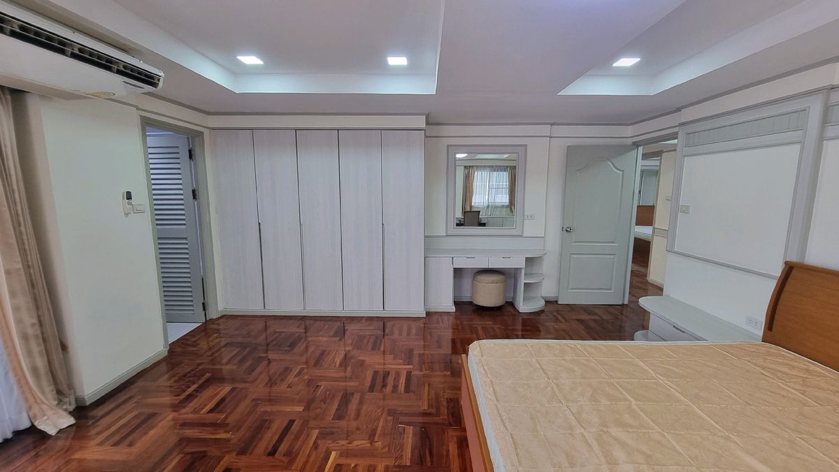 ให้เช่าสุขุมวิท อโศก ทองหล่อ : Pet friendly พร้อมพงษ์ ให้เช่าอพาร์ทเมนท์ 3ห้องนอน 4 ห้องน้ำ 240 ตร.ม.  ชั้น 6 มีรถตุ๊กๆให้บริการ ฟรี Wifi