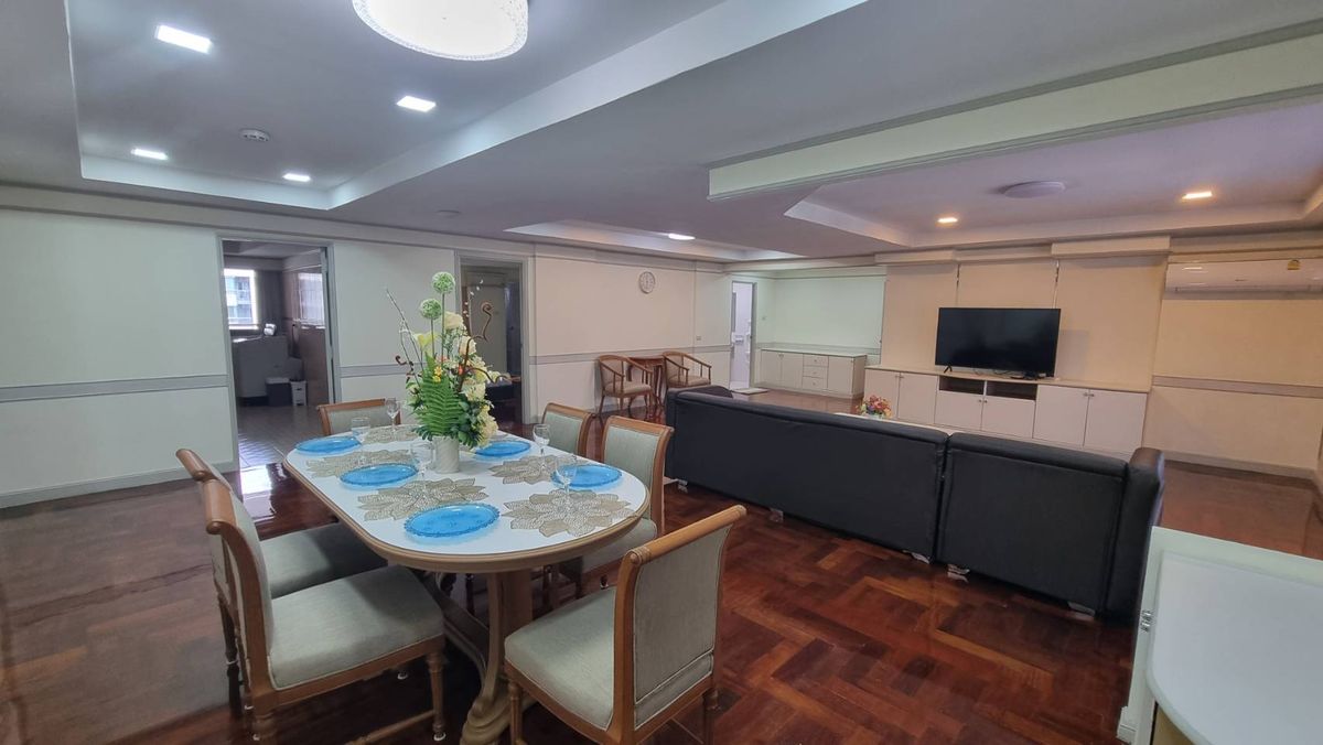 ให้เช่าสุขุมวิท อโศก ทองหล่อ : Pet friendly พร้อมพงษ์ ให้เช่าอพาร์ทเมนท์ 3ห้องนอน 4 ห้องน้ำ 280 ตร.ม. ชั้น 12 มีรถตุ๊กๆให้บริการ ฟรี Wifi