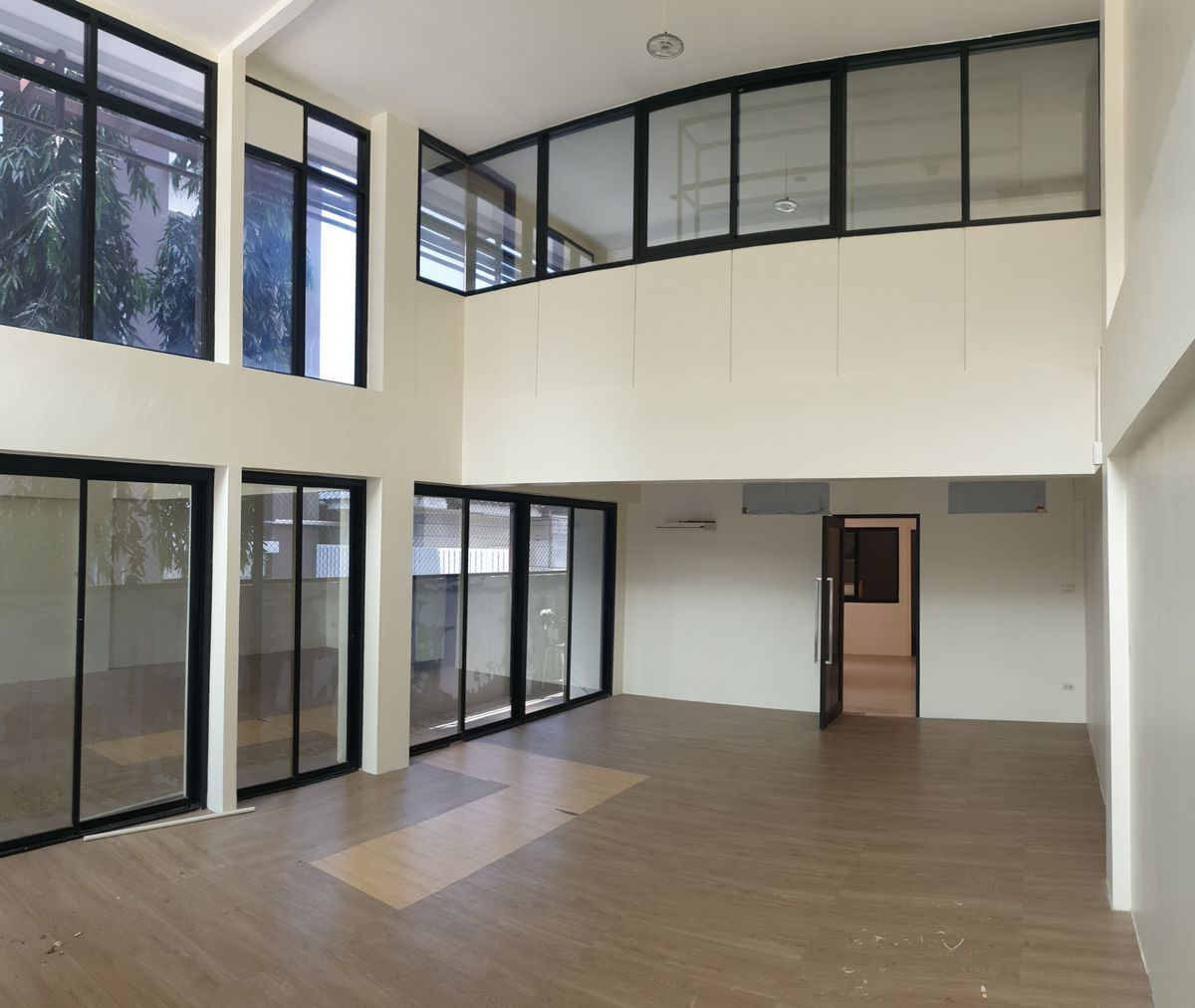 For SaleShop HouseLadkrabang, Suwannaphum Airport : Commercial building for sale, office, office, office, office 5.5, 42 sq.w., Di Enter Kanchanaphisek Village 39, Prawet after the decoration corner, close to the travel area, convenient, cheaper than the market 5.7 million baht. Contact Khun Tum 092-636-63